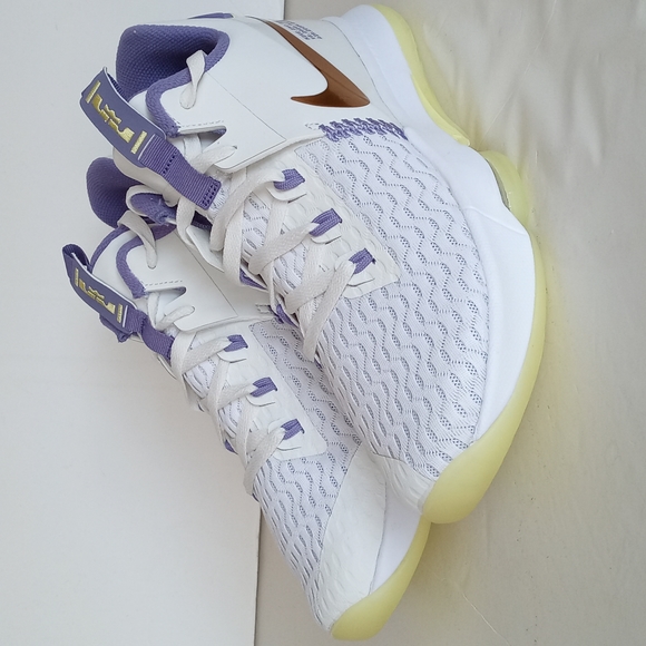BRAND NEW NIKE LEBRON WITNESS V - Picture 13 of 16